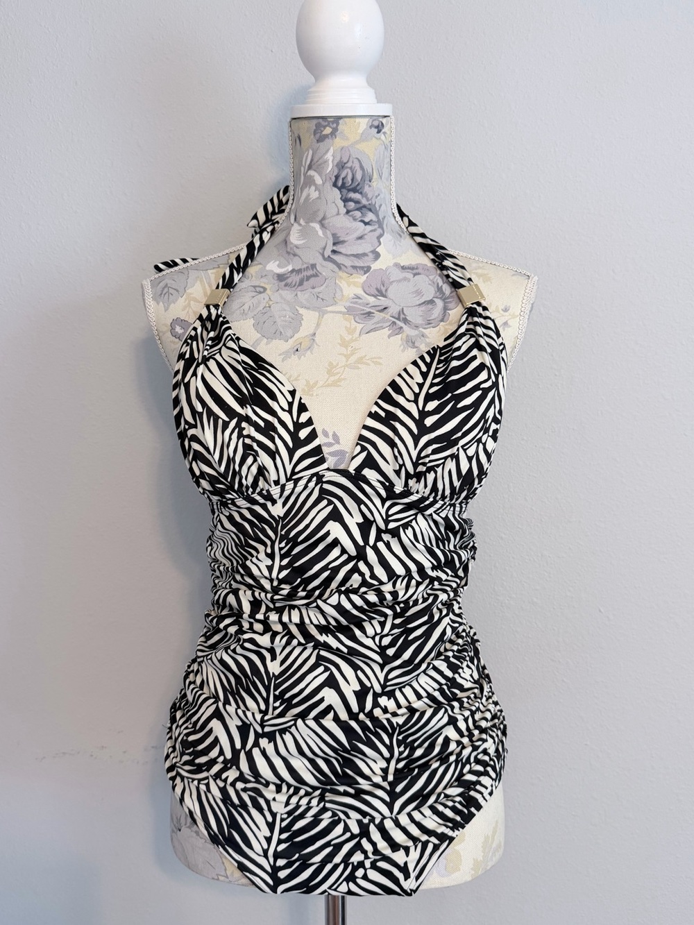VICTORIA’s SECRET The Forever One-Piece Swimsuit Zebra Print Halter Size Large